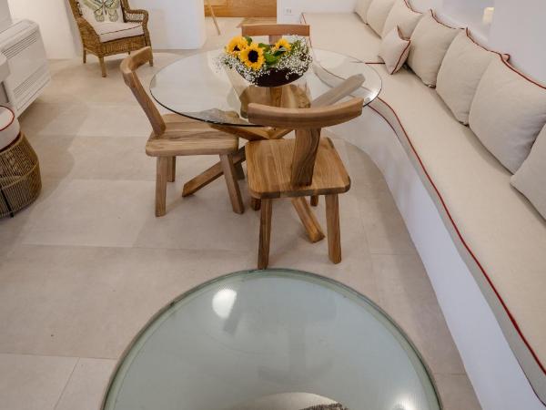 Oia Mare Villas : photo 4 de la chambre suite avec bain à remous - vue sur volcan - À 400 mètres du bâtiment principal 
