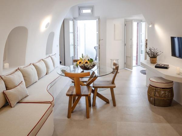 Oia Mare Villas : photo 5 de la chambre suite avec bain à remous - vue sur volcan - À 400 mètres du bâtiment principal 
