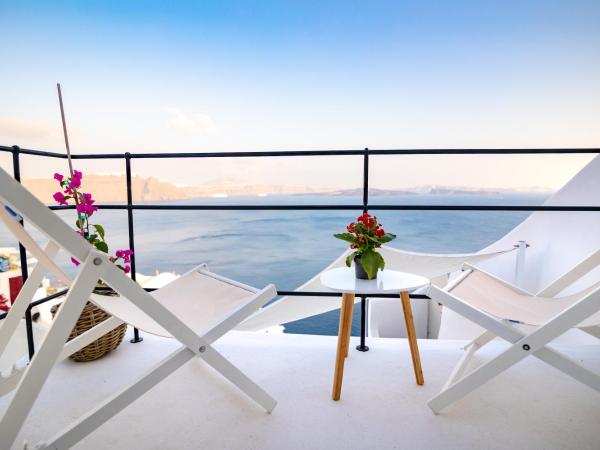 Oia Mare Villas : photo 2 de la chambre suite avec bain à remous - vue sur volcan - À 400 mètres du bâtiment principal 