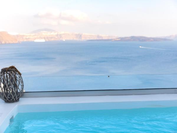 Oia Mare Villas : photo 3 de la chambre suite avec bain à remous - vue sur volcan - À 400 mètres du bâtiment principal 