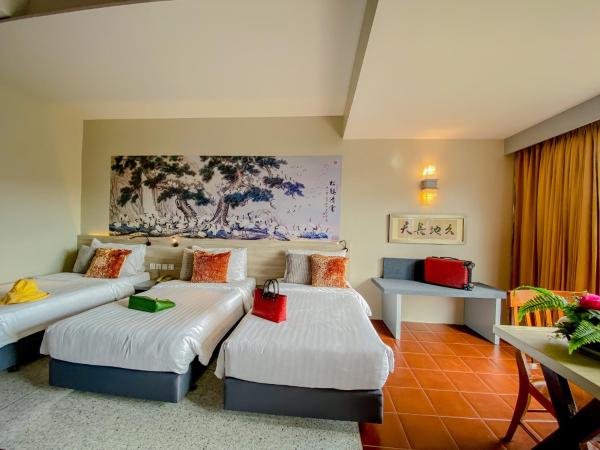 Sino House Phuket Hotel - SHA Plus : photo 2 de la chambre chambre triple