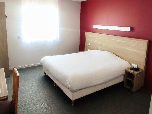 Fasthotel Laval : photo 2 de la chambre chambre lit king-size avec douche accessible en fauteuil roulant - adaptée aux personnes à mobilité réduite