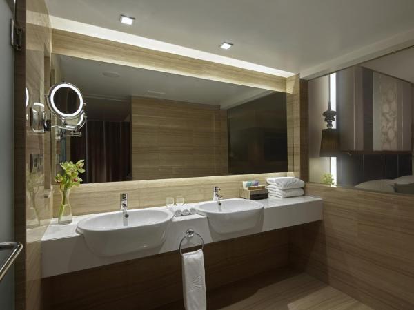 The Landmark Bangkok - SHA Extra Plus : photo 5 de la chambre chambre en angle premium