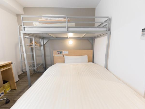 Super Hotel Tokyo Otsuka : photo 1 de la chambre chambre avec lit double et lits superposés