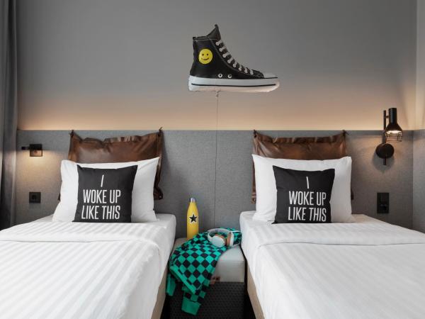 Moxy Duesseldorf City : photo 2 de la chambre chambre lits jumeaux moxy