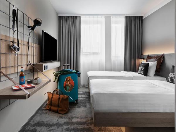 Moxy Duesseldorf City : photo 1 de la chambre chambre lits jumeaux moxy