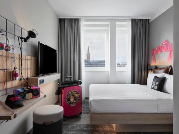 Moxy Duesseldorf City : photo 1 de la chambre chambre lit queen-size moxy - vue sur ville