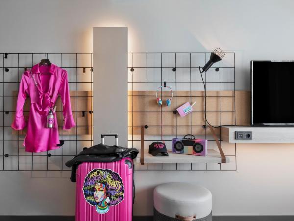 Moxy Duesseldorf City : photo 4 de la chambre chambre lit queen-size moxy - vue sur ville