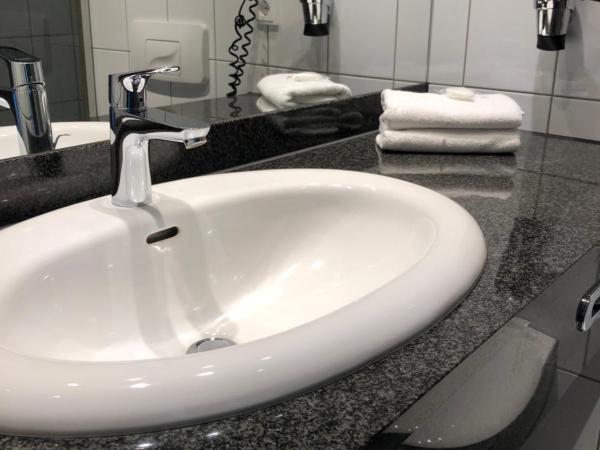 Vienna House Easy by Wyndham Berlin Prenzlauer Berg : photo 5 de la chambre chambre confort accessible aux personnes à mobilité réduite