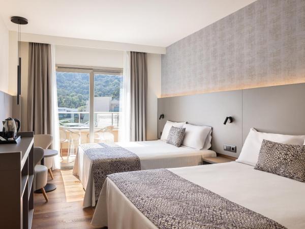Golden Bahía de Tossa & Spa 4* Sup. : photo 1 de la chambre chambre double avec vue sur la piscine (2 adultes + 2 enfants)