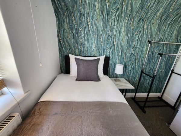 Solihull Shared House : photo 6 de la chambre chambre simple avec salle de bains commune