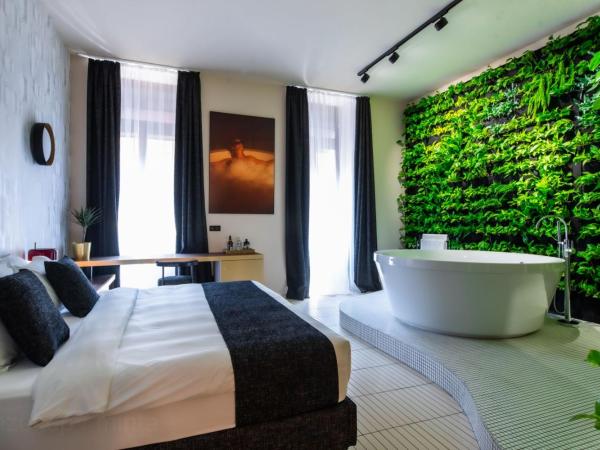 Stories Boutique Hotel : photo 6 de la chambre suite lit king-size avec baignoire spa