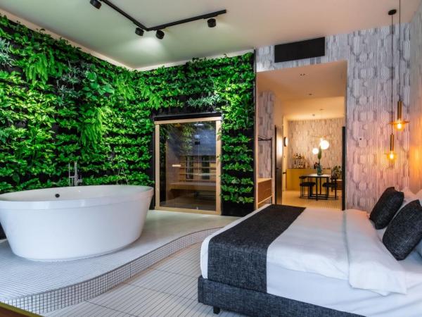 Stories Boutique Hotel : photo 1 de la chambre suite lit king-size avec baignoire spa