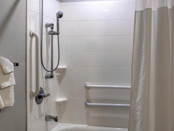 Courtyard by Marriott Oklahoma City North/Quail Springs : photo 2 de la chambre chambre lit king-size avec canapé-lit