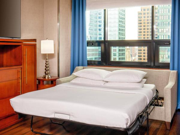 Four Points by Sheraton Midtown - Times Square : photo 2 de la chambre suite lit king-size