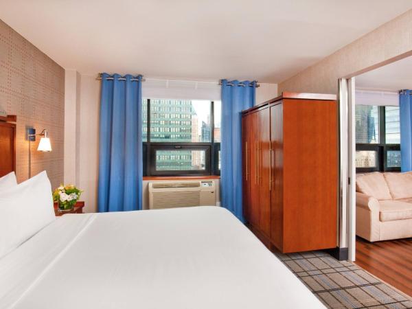 Four Points by Sheraton Midtown - Times Square : photo 1 de la chambre suite lit king-size