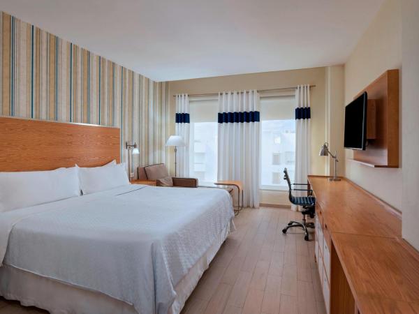 Four Points by Sheraton Cancun Centro : photo 2 de la chambre chambre lit king-size traditionnelle - vue sur ville