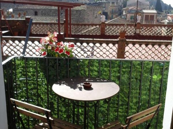 B&B Odeon : photo 3 de la chambre chambre double avec salle de bains privative séparée et balcon