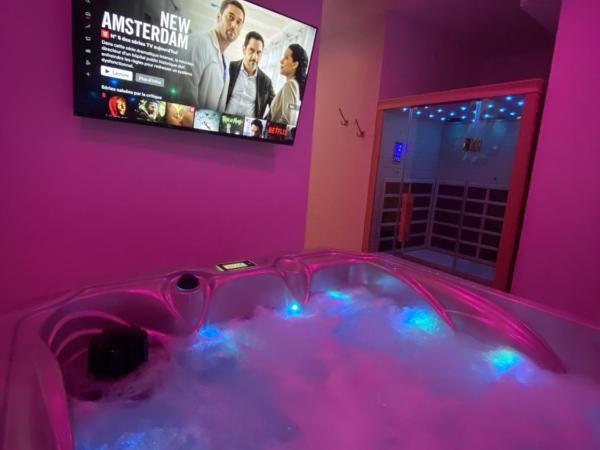 Eaux Spa : photo 1 de la chambre chambre lit queen-size avec baignoire spa