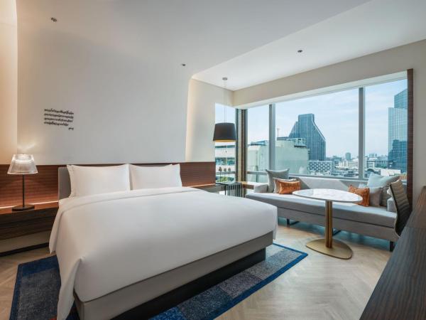 Le Meridien Bangkok : photo 6 de la chambre chambre d'angle deluxe avec 1 lit king-size 