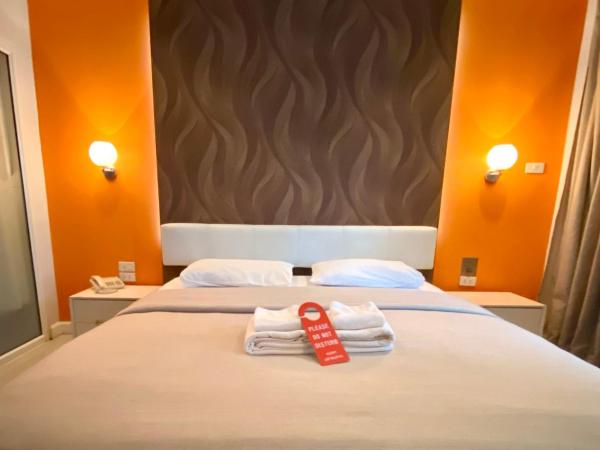 Access Inn Pattaya : photo 2 de la chambre chambre lit king-size avec balcon