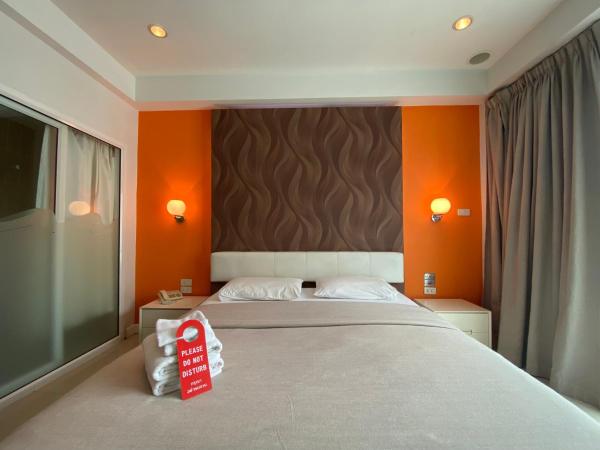 Access Inn Pattaya : photo 5 de la chambre chambre lit king-size avec balcon