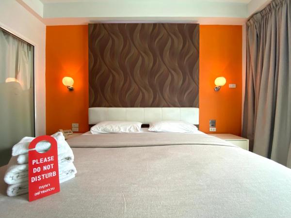 Access Inn Pattaya : photo 8 de la chambre chambre lit king-size avec balcon