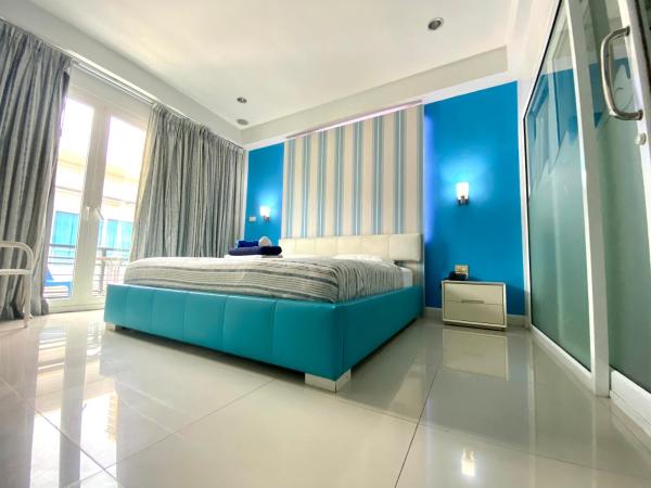 Access Inn Pattaya : photo 1 de la chambre chambre lit king-size avec balcon