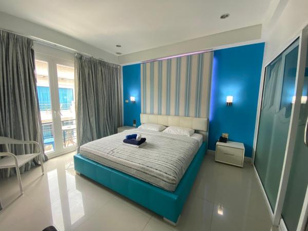 Access Inn Pattaya : photo 6 de la chambre chambre lit king-size avec balcon