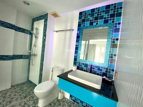 Access Inn Pattaya : photo 7 de la chambre chambre lit king-size avec balcon