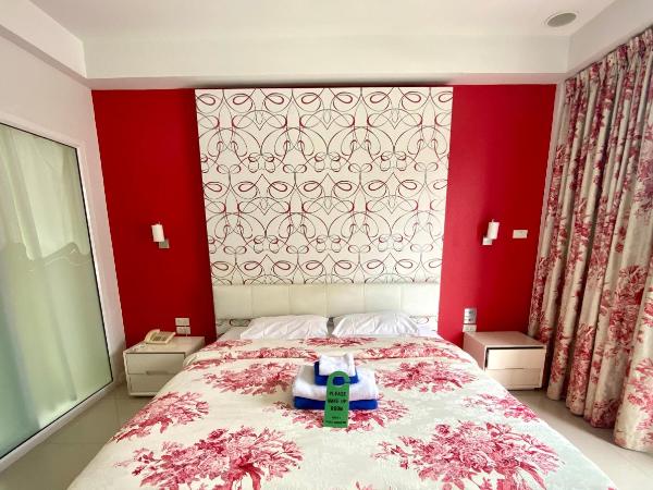Access Inn Pattaya : photo 9 de la chambre chambre lit king-size avec balcon