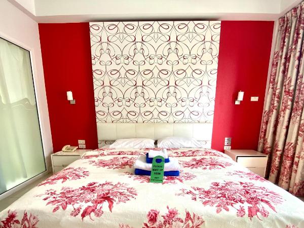 Access Inn Pattaya : photo 4 de la chambre chambre lit king-size avec balcon