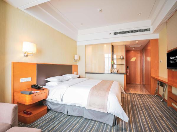 Ramada Plaza Shanghai Pudong Airport - A journey starts at the PVG Airport : photo 1 de la chambre chambre lit king-size - non-fumeurs