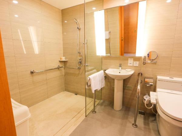 Ramada Plaza Shanghai Pudong Airport - A journey starts at the PVG Airport : photo 3 de la chambre chambre lit king-size avec accès pour personnes à mobilité réduite - non-fumeurs