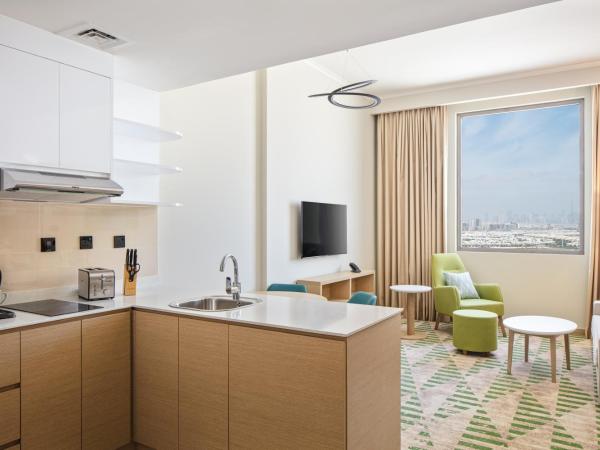 Holiday Inn & Suites - Dubai Science Park, an IHG Hotel : photo 2 de la chambre suite 1 chambre - fumeurs