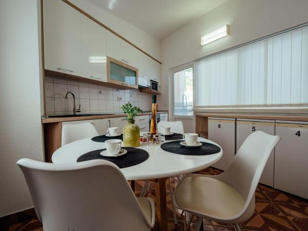 Guesthouse Villa Diana : photo 10 de la chambre chambre triple avec balcon