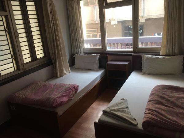 Hotel Sweet Dreams thamel kathmandu : photo 4 de la chambre chambre lits jumeaux avec salle de bains commune