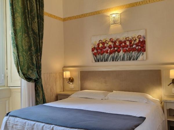 Hotel Charly : photo 5 de la chambre chambre lit king-size - vue sur jardin