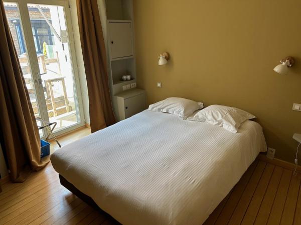 Hotel Salvators : photo 1 de la chambre chambre lit queen-size confort avec terrasse et climatisation