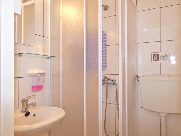 Guest House Sao Filipe : photo 1 de la chambre chambre triple