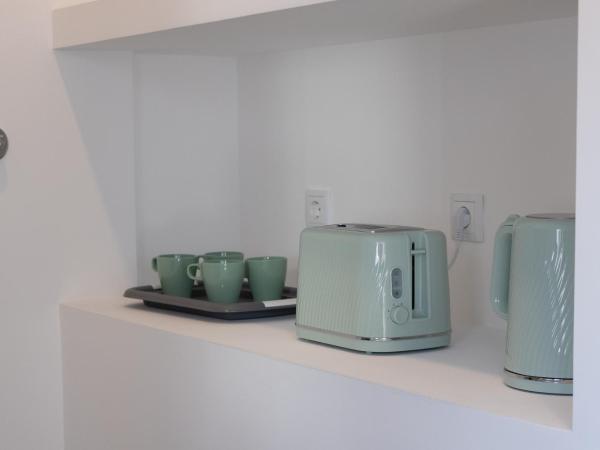 Dona Emília Guest House & Studio Apartment Building : photo 4 de la chambre appartement avec balcon