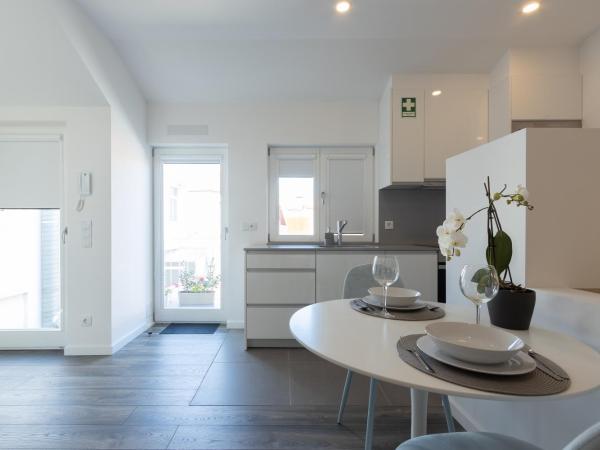 Dona Emília Guest House & Studio Apartment Building : photo 7 de la chambre appartement avec balcon