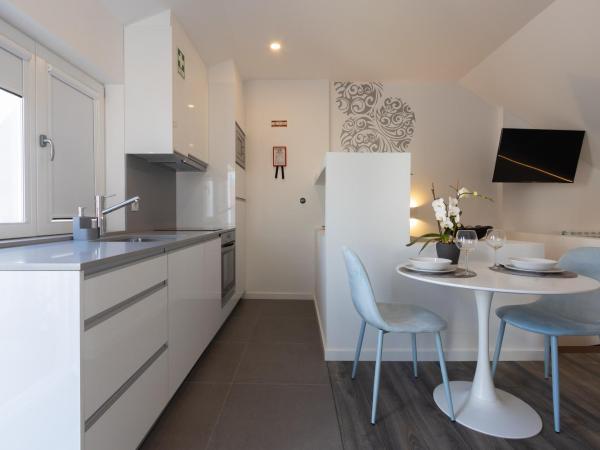 Dona Emília Guest House & Studio Apartment Building : photo 3 de la chambre appartement avec balcon