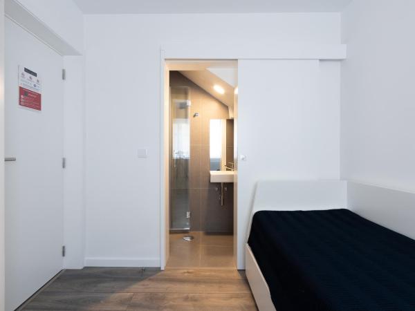 Dona Emília Guest House & Studio Apartment Building : photo 1 de la chambre chambre simple avec salle de bains