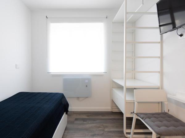 Dona Emília Guest House & Studio Apartment Building : photo 2 de la chambre chambre simple avec salle de bains