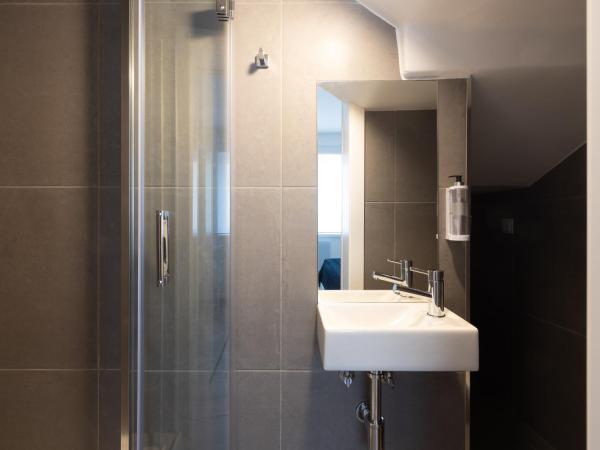 Dona Emília Guest House & Studio Apartment Building : photo 3 de la chambre chambre simple avec salle de bains