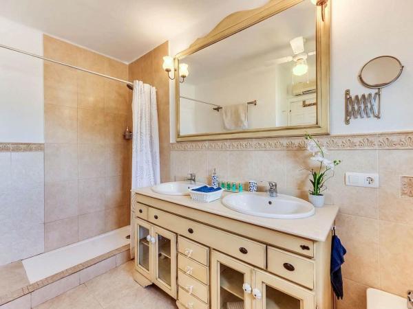 Villa Tiphareth : photo 3 de la chambre chambre double avec salle de bains privative