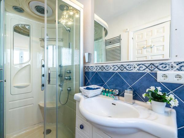 Villa Tiphareth : photo 2 de la chambre chambre double avec salle de bains privative