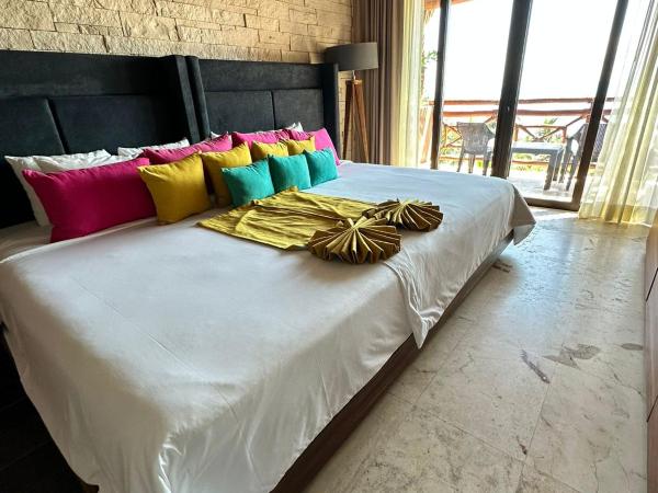 Hotel Beló Isla Mujeres - All Inclusive : photo 1 de la chambre luxury junior suite extra large king bed ocean view with balcony