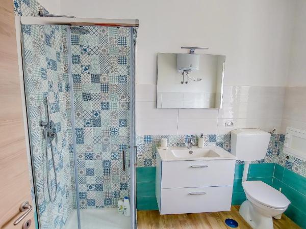 Metro Guest House : photo 1 de la chambre chambre double avec balcon (3 adultes)